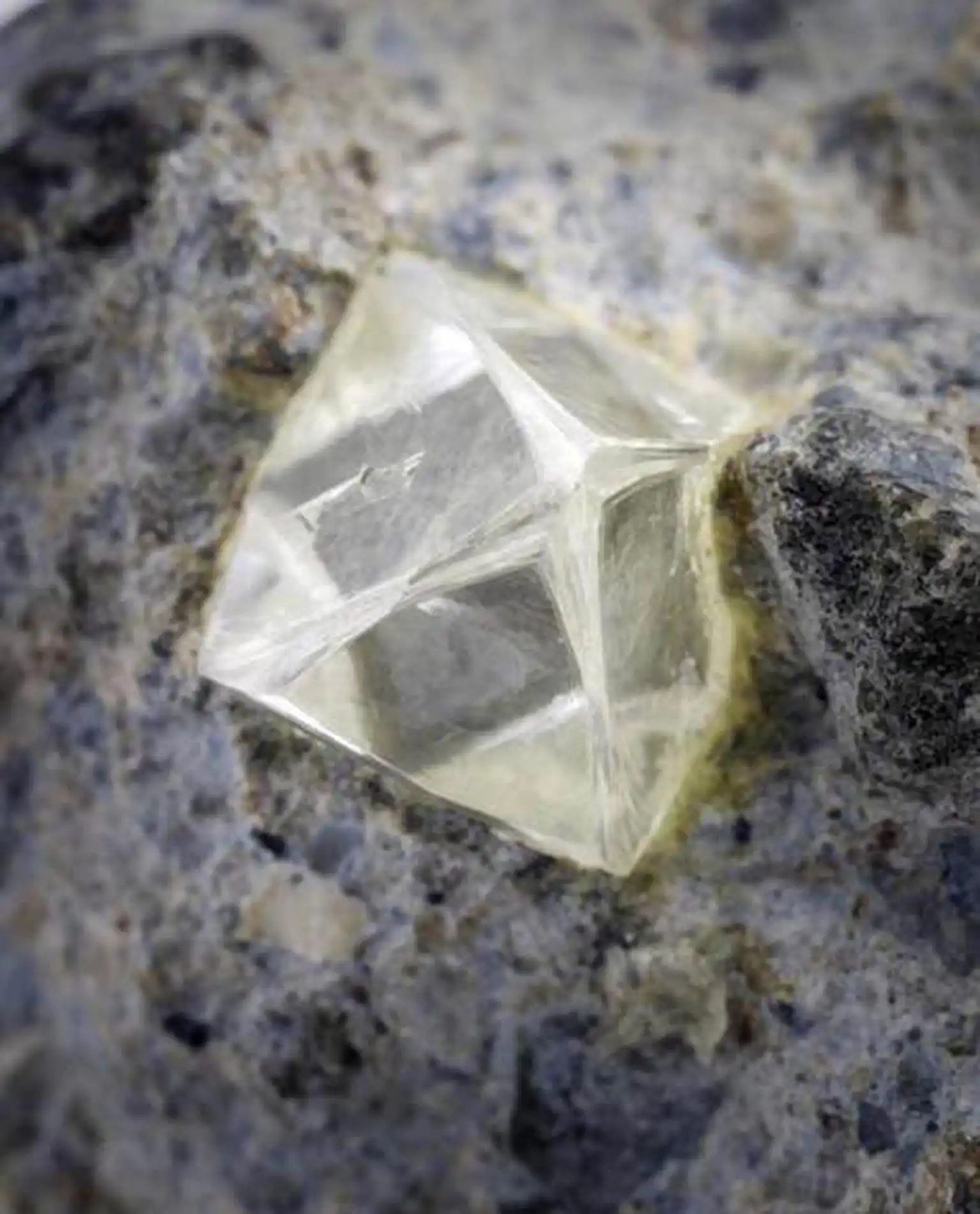 تشخیص سنگ الماس خام تراش نخورده