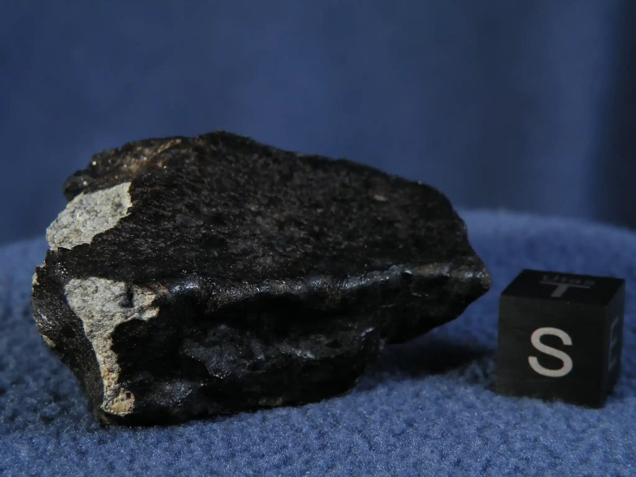 عکس شهاب سنگ سیاه